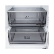 LG Ψυγειοκαταψύκτης Total No Frost 203 x 59,7 cm, LG ψυγειοκαταψύκτης εγκατεστημένος εντοιχισμένος σε ψηλό τοίχο σε ζεστή μπεζ απόχρωση με λευκά βέλη που δείχνουν την πάνω πλευρά και τις μπροστινές επιφάνειες, GBBS322APY, thumbnail 6