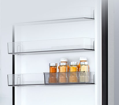 LG ψυγείο bottom freezer εσωτερικό με διάφανο συρόμενομίνι καλάθι για την πόρτα που περιέχει έξι μικρά μπουκάλια σάλτσας.