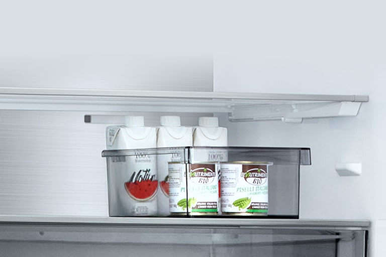 LG ψυγείο bottom freezer με μετακινούμενο δοχείο που περιέχει συσκευασίες χυμών και δοχείο τοποθετημένο πάνω από το συρτάρι Fresh Balancer.