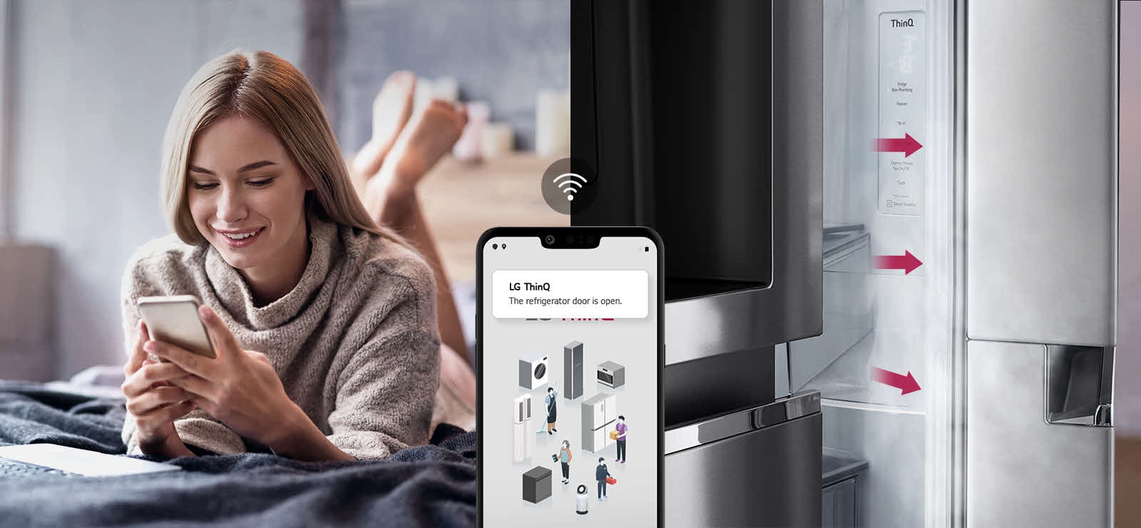 Μια γυναίκα περνάει την ώρα της στο κρεβάτι κοιτάζοντας την οθόνη του τηλεφώνου της, στη μία εικόνα. Στη δεύτερη εικόνα φαίνεται ότι η πόρτα του ψυγείου έχει παραμείνει ανοικτή. Στο προσκήνιο των δύο εικόνων φαίνεται η οθόνη του τηλεφώνου, στην οποία φαίνονται οι ειδοποιήσεις της εφαρμογής LG ThinQ και το εικονίδιο Wi-Fi πάνω από το τηλέφωνο.