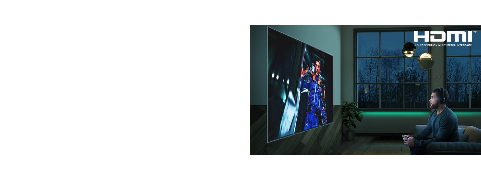 Ένα άντρας κάθεται στον καναπέ κρατώντας ένα joystick και παίζει ένα παιχνίδι στην τηλεόραση.