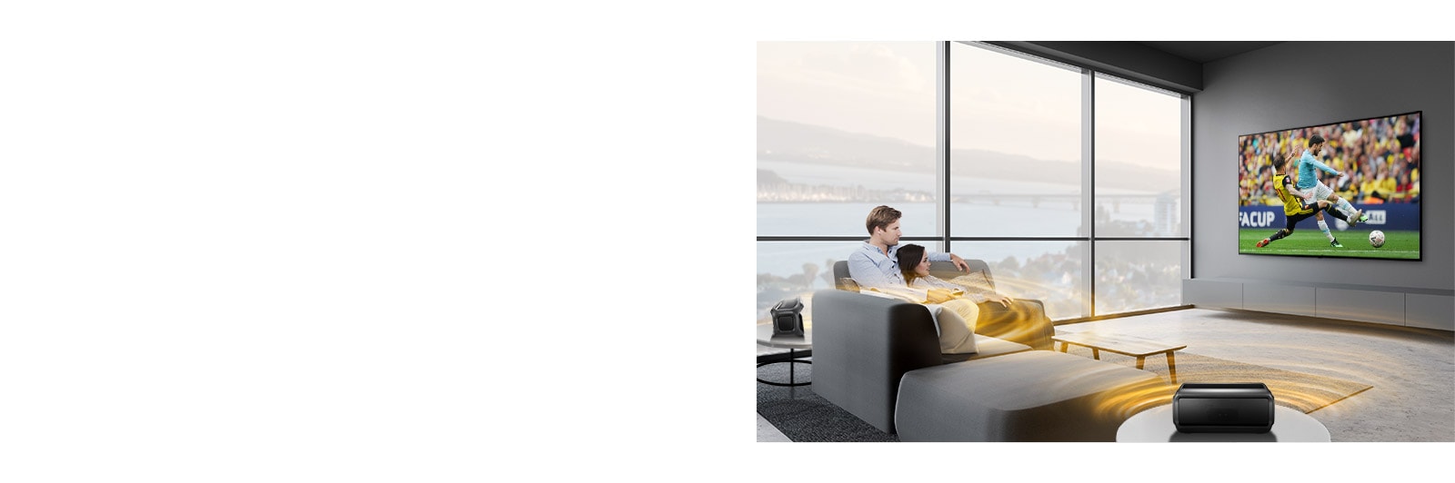 Μια παρέα ανδρών και γυναικών παρακολουθεί έναν αγώνα στην τηλεόραση ενός σαλονιού, με τα ηχεία Bluetooth πίσω τους.