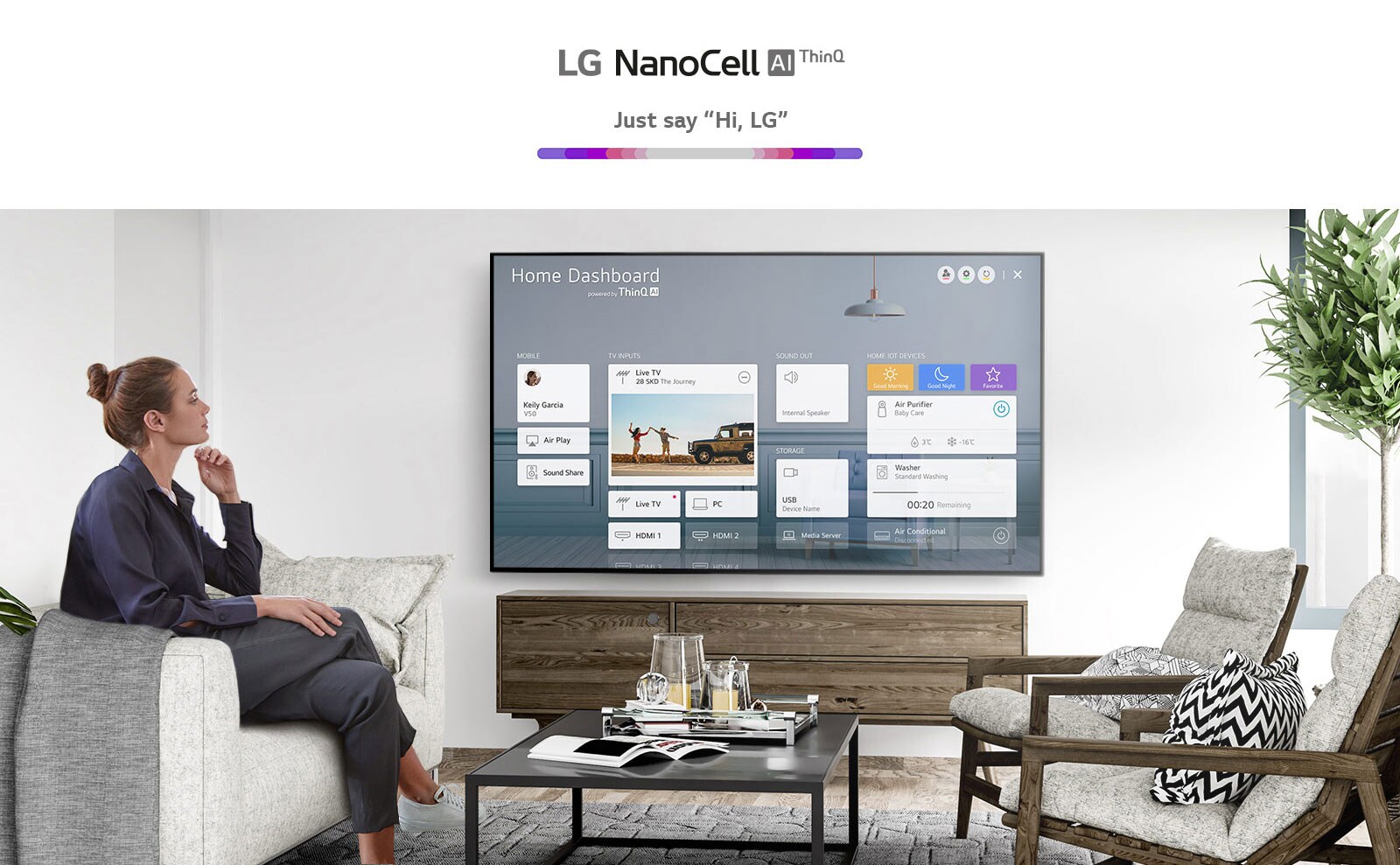 Μια γυναίκα κάθεται σε καναπέ στο σαλόνι με το Home&nbsp;Dashboard στην οθόνη της τηλεόρασης.