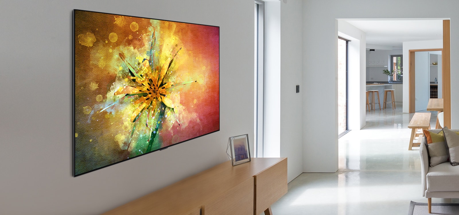 Σαλόνι με τηλεόραση που δείχνει μια ζωγραφιά ενός λουλουδιού