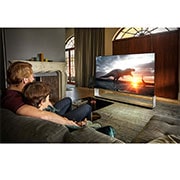 LG 88'' TV OLED 8K Έξυπνος Επεξεργαστής α9 3ης γενιάς, LG OLED88ZX9LA Father And Son Sitting On A Sofa, OLED88ZX9LA, thumbnail 10