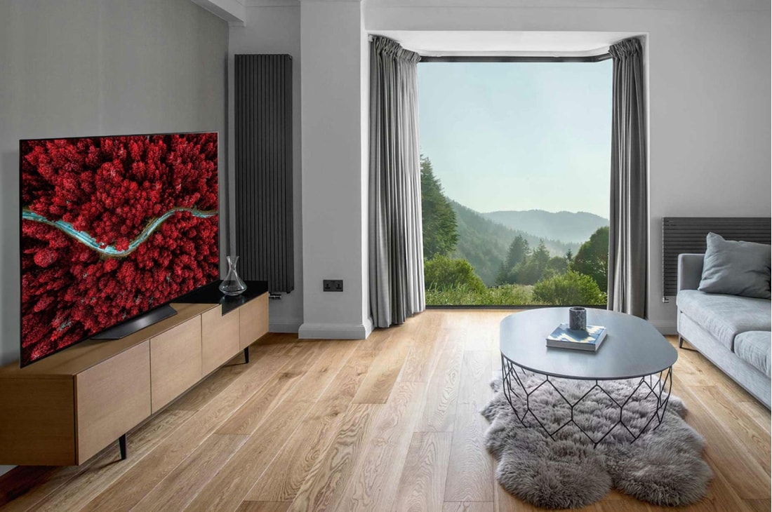 LG BX 55 ίντσες 4K Smart OLED TV, Σαλόνι με καναπέ και τηλεόραση που δείχνει μια εναέρια εικόνα της φύσης, OLED55BX6LB, thumbnail 11