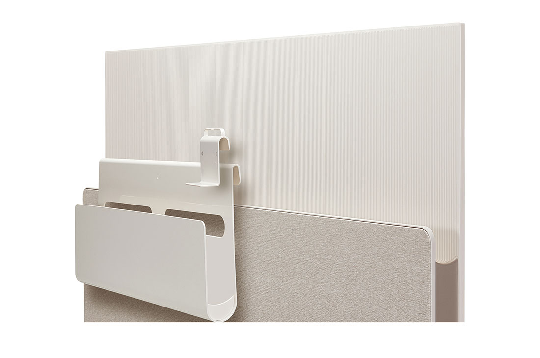 LG OLED evo|Objet Collection- Posé 4K OLED, Η Posé, όπως φαίνεται από πίσω, στραμμένη προς τα δεξιά, με το σύστημα οργάνωσης καλωδίων και αξεσουάρ και έναν γάντζο πάνω από το ράφι πολυμέσων., 42LX1Q6LA, thumbnail 9