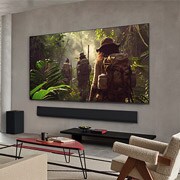 LG 83 ιντσών LG OLED evo AI G5 4K Smart TV 2025, Ευρεία όψη ενός σαλονιού σε ένα πολυτελές σπίτι, ένας άντρας παρακολουθεί μια ταινία στην επιτοίχια LG OLED TV του. Η σχεδίαση της τηλεόρασης συνδυάζεται κομψά με τον τοίχο και την εσωτερική διακόσμησ, OLED83G55LW, thumbnail 14