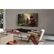 LG OLED evo 48  ιντσών AI G5 4K Smart TV 2025, Ευρεία όψη ενός σαλονιού σε ένα πολυτελές σπίτι, ένας άντρας παρακολουθεί μια ταινία στην επιτοίχια LG OLED TV του. Η σχεδίαση της τηλεόρασης συνδυάζεται κομψά με τον τοίχο και την εσωτερική διακόσμησ, OLED48G56LS, thumbnail 14