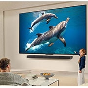 LG Τηλεόραση 55 ιντσών LG QNED AI QNED82 4K Smart TV 2025, Ένα LG AI Magic Remote μπροστά από μια οθόνη LG TV. Στην οθόνη εμφανίζεται ένας εξατομικευμένος χαιρετισμός από το LG AI με προσαρμοσμένες λέξεις-κλειδιά που βασίζεται στο ιστορικό αναζήτησης και προβ, 55QNED82A6B, thumbnail 13