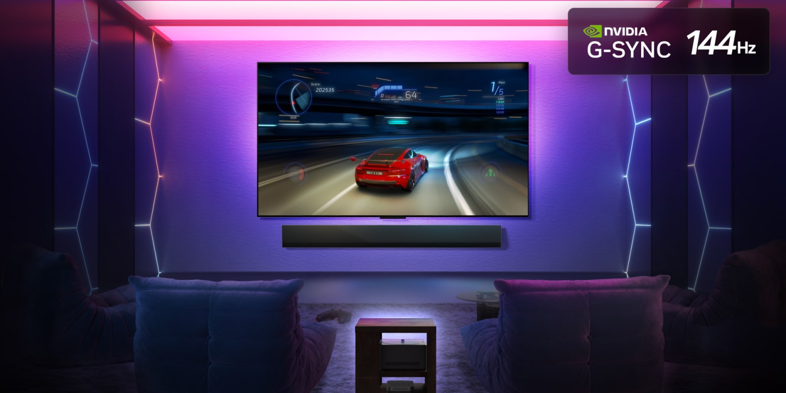 Μια LG OLED M5 TV με ένα παιχνίδι να παίζει στην οθόνη της εμφανίζοντας το ομαλό και απρόσκοπτο παιχνίδι. Φαίνεται το Zero Connect Box, αλλά συνδυάζεται καλά με τον χώρο. Φαίνεται το λογότυπο Nvidia G-Sync και το λογότυπο 144Hz. Οι πιστοποιήσεις παιχνιδιού είναι ορατές. 