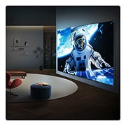 LG Τηλεόραση LG QNED evo AI 115 ιντσών QNED93 Mini LED 4K Smart TV 2026, Η LG QNED evo AI Mini LED QNED90 Ultra Big TV είναι επιτοίχια τοποθετημένη σε έναν μοντέρνο χώρο καθιστικού, προβάλλοντας μια σκηνή αστροναύτη μεγάλης κλίμακας σε μια ευρεία οθόνη που γεμίζει οπτικά τ, 115QNED93B6, thumbnail 14