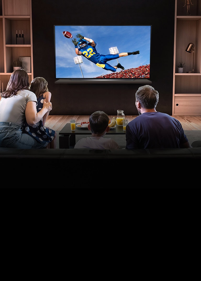 Δύο φίλοι παρακολουθούν ένα αγώνα της Τότεναμ στην τηλεόραση στο σαλόνι