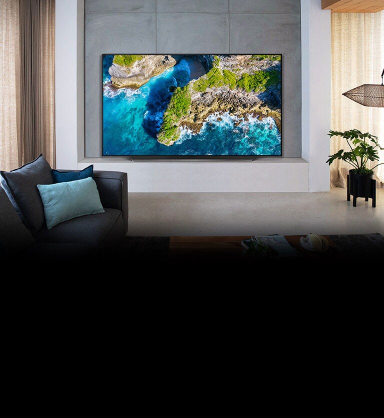 Μια τηλεόραση που βρίσκεται σε ένα πολυτελές σαλόνι δείχνει μια εικόνα της φύσης από ψηλά