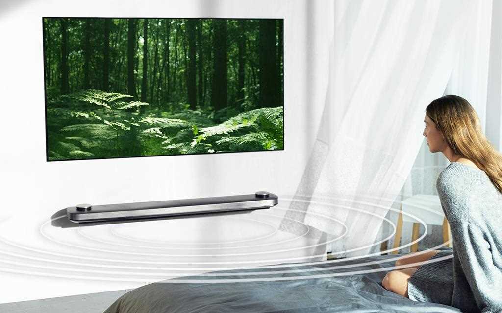 Ο ήχος από ένα soundbar της LG γεμίζει το δωμάτιο.