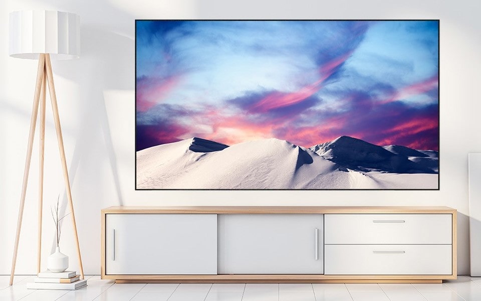Μια τηλεόραση LG 8K OLED βρίσκεται στο σαλόνι.