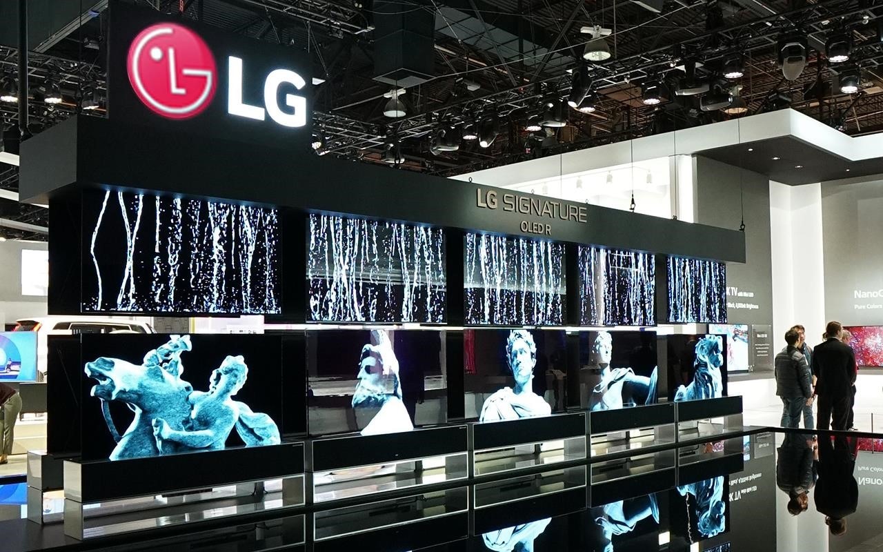 The LG SIGNATURE OLED TV R was on show at CES 2019, and its revolutionary features, including disappearing at the touch of a button, made it a must-see | More at LG MAGAZINE