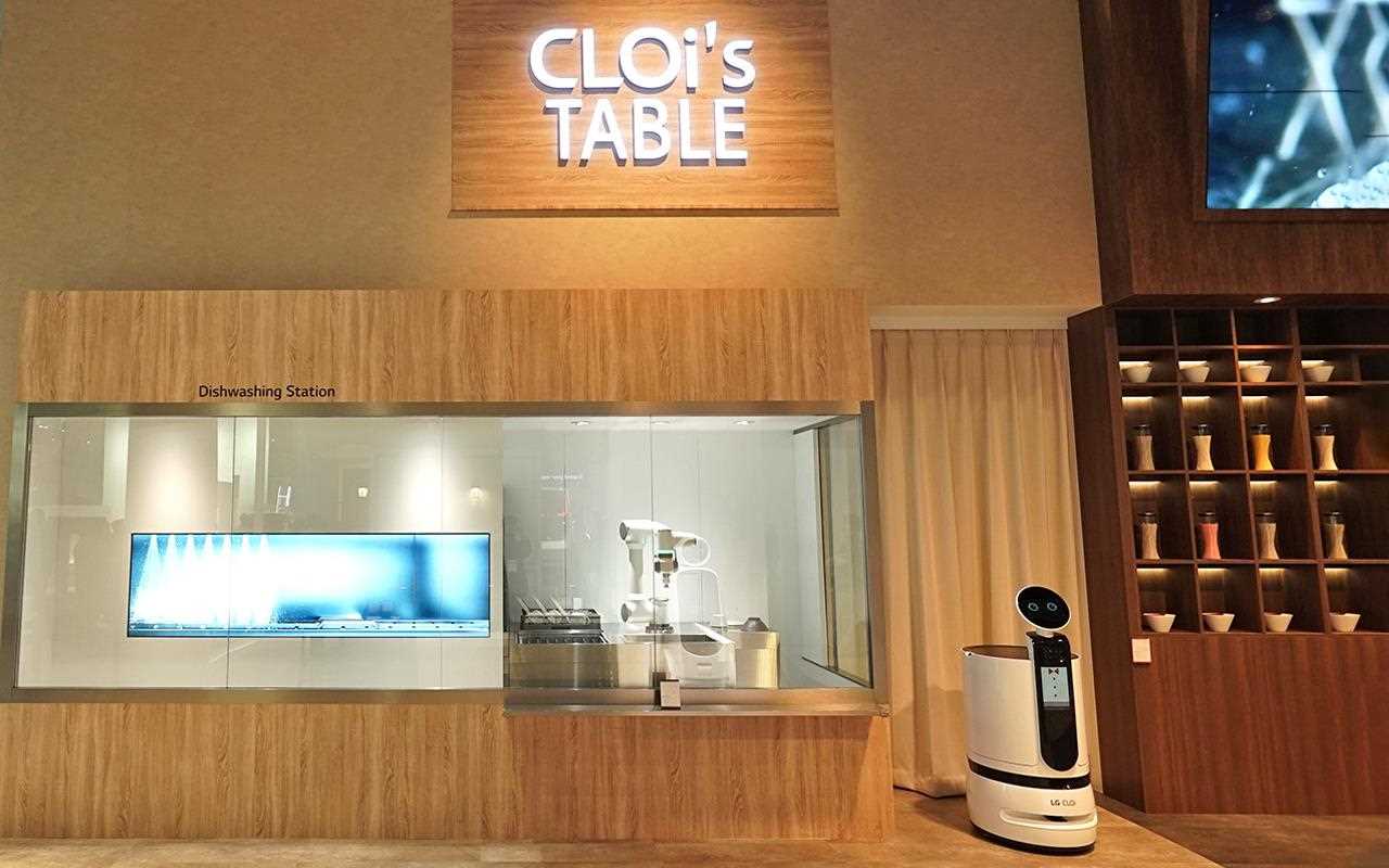 LG's CLOi robots were up and moving at CES 2020, showcasing their cleaning, guidance and carrying capabilities | More at LG MAGAZINE