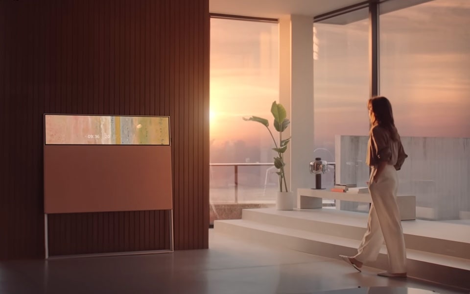 Η προβολή γραμμής της τηλεόρασης LG OLED Easel art συμπληρώνει ένα φωτεινό, μοντέρνο σαλόνι