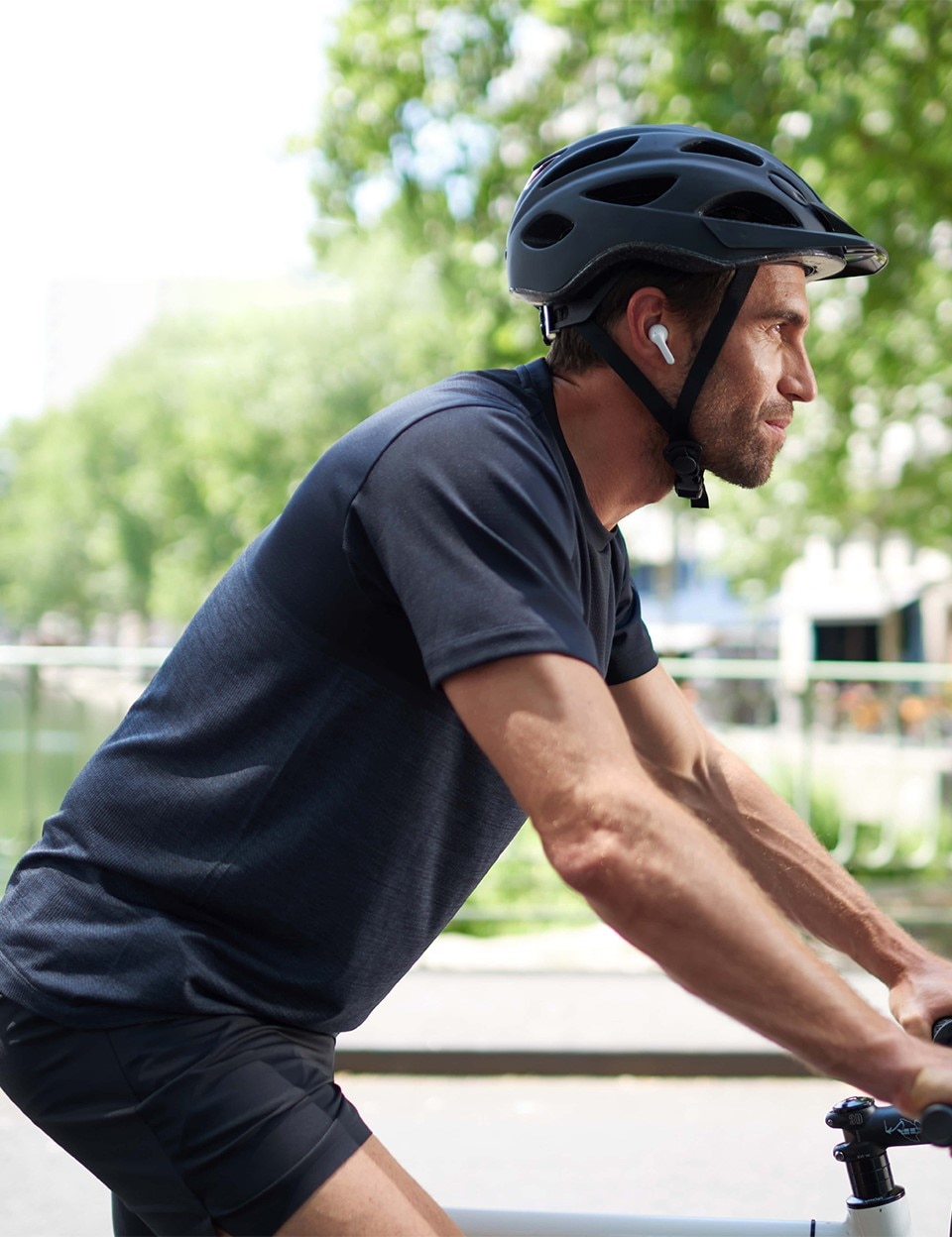 Ένας άντρας που οδηγεί ένα ποδήλατο χρησιμοποιώντας ακουστικά ήχου