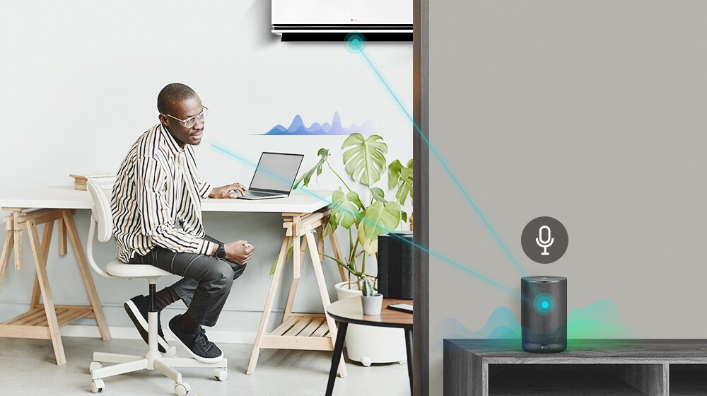 Čovjek govori u zvučnik, a klima-uređaj se aktivira.