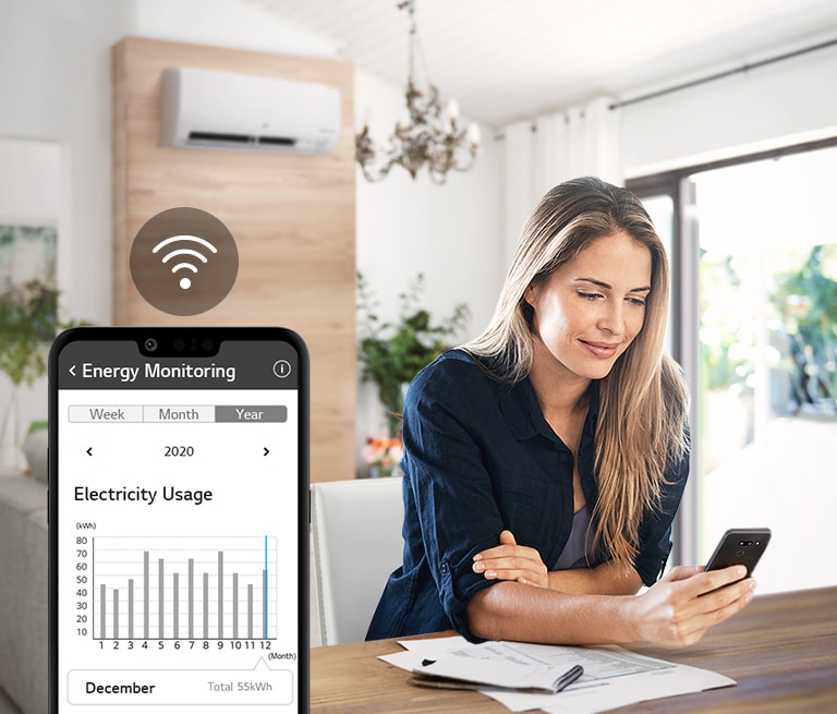 Tri ikone na vrhu označavaju da se na vrtuljku nalaze tri slike. Prva ikona, označena kao „Praćenje”, crvene je boje. Žena provjerava potrošnju energije klima uređaja na pametnom telefonu.