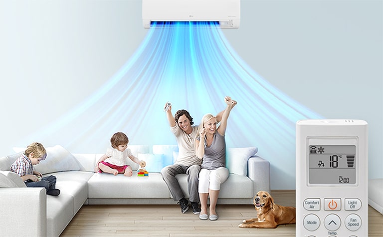 Žena sjedi na kauču u dnevnoj sobi, a LG klima-uređaj je montiran iznad nje. Plave linije zraka izlaze što znači da je uređaj uključen. U prvom planu je prednji dio daljinskog upravljača koji prikazuje gumbe i temperaturu.