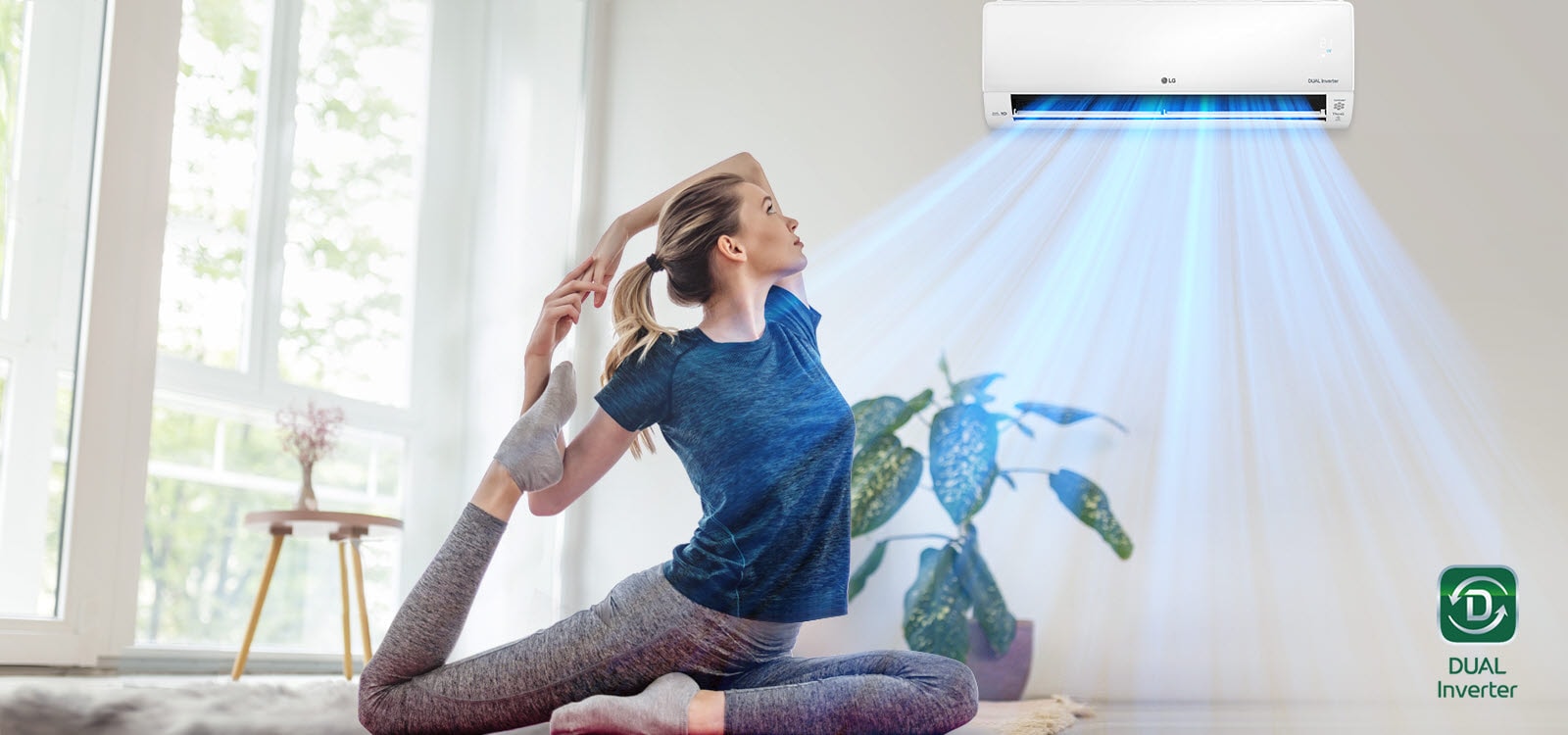 Žena se rasteže na podu. U pozadini je klima-uređaj i plavi zrak puše iznad žene i sobe. Logotip Dual Inverter nalazi se u donjem desnom kutu.