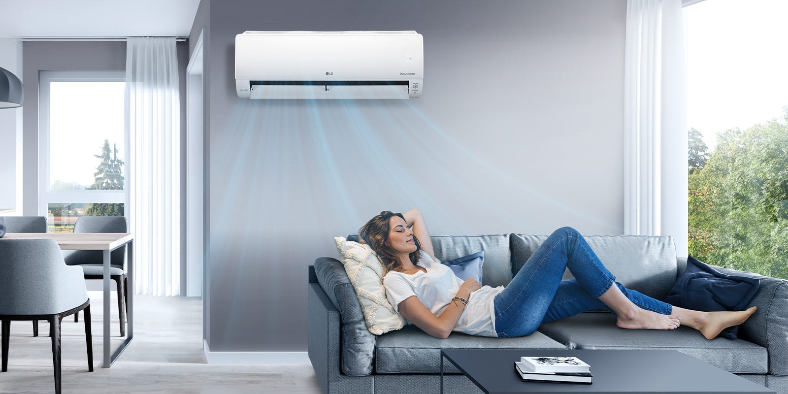 Žena se odmara na kauču u dnevnoj sobi, a LG klima-uređaj montiran je iznad nje na zidu. Na slici se vidi plavo strujanje zraka koje označava da je uređaj uključen i hladi sobu.