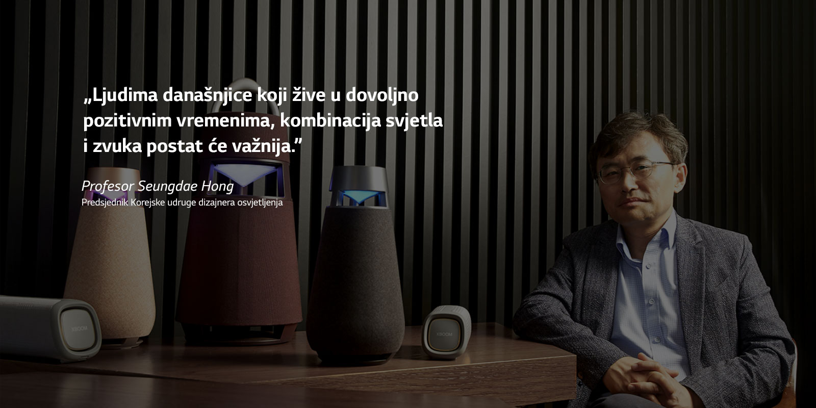 Slika profesora Seungdae Honga, predsjednika Korejske udruge dizajnera osvjetljenja, s obitelji zvučnika XBOOM na stolu