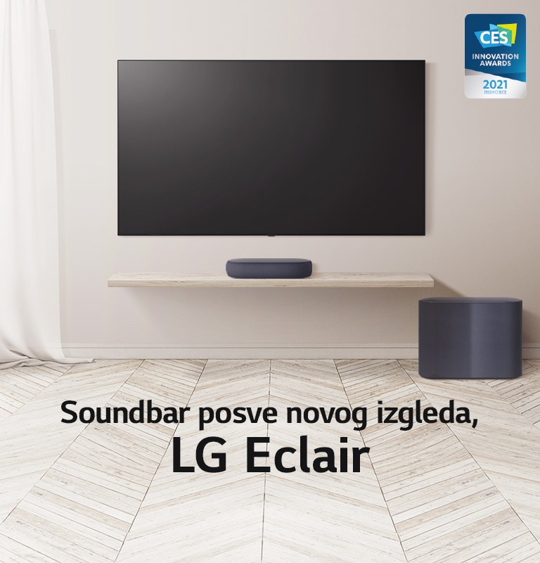 Tekst „Ovakvo nešto još nikad niste vidjeli” piše na crnom zaslonu Tekst nestaje, a prikazuje se zvučnik i televizor koji su smješteni na drvenom podu i s lijeve strane vijori se zavjesa. Logotip CES INNOVATION AWARDS nalazi se u desnom kutu.