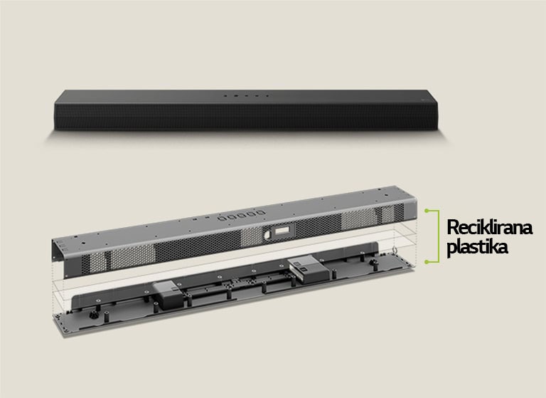 Prikazuje se prednja perspektiva stražnje strane soundbara i metalni okvir koji prikazuje soundbar sprijeda. Nakošeni pogled na stražnji dio metalnog okvira soundbara s riječima „Reciklirana plastika” koje označavaju rub okvira.