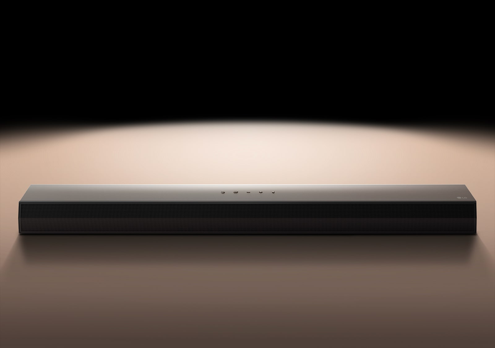 LG Soundbar na crnoj pozadini istaknut svjetlom reflektora. 