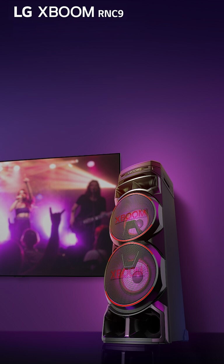 Prikaz desne strane sustava LG XBOOM RNC9 iz niskog kuta na ljubičastoj pozadini. Svjetla u sustavu XBOOM također su ljubičasta. Na TV zaslonu prikazuje se koncertna scena.