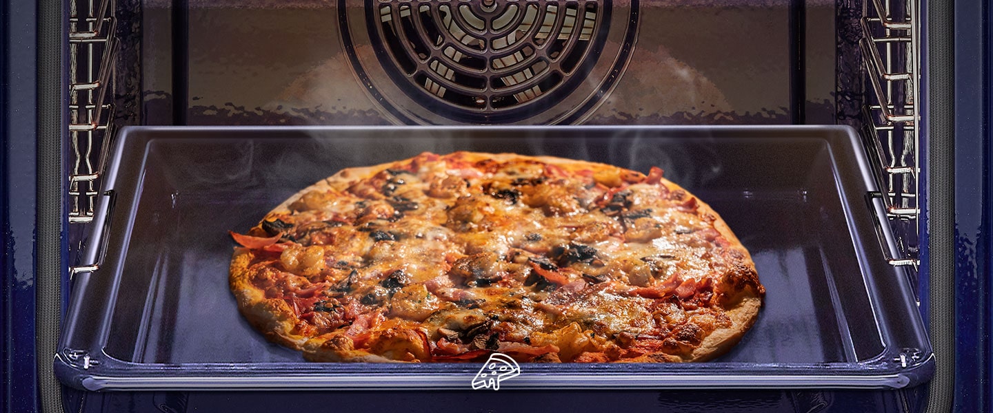 Slika pizze pečene u pećnici.