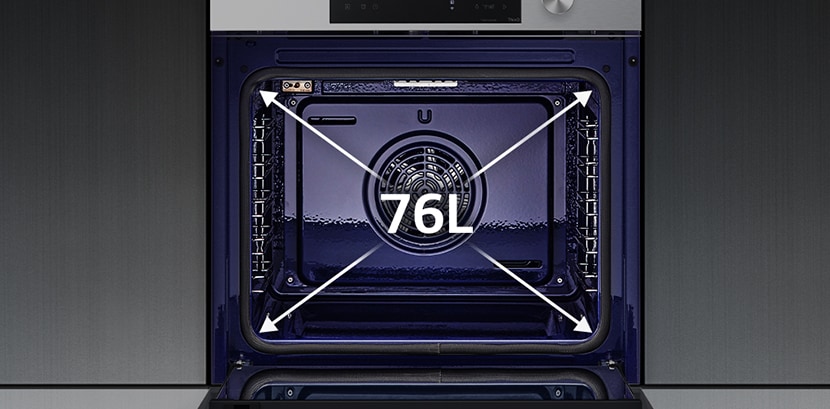 Slika koja prikazuje široku unutrašnjost pećnice.