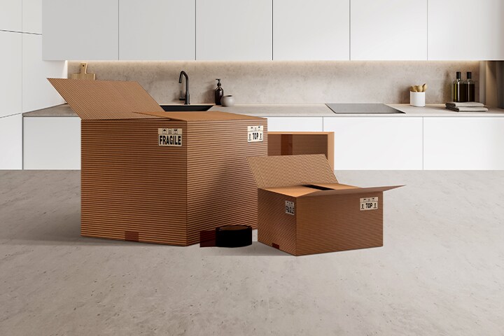 Kutije na kuhinjskom stolu.