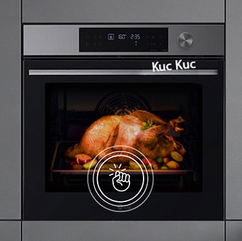 Iznad pećnice vidi se ikona kucanja, a unutrašnjost proizvoda je svijetla.