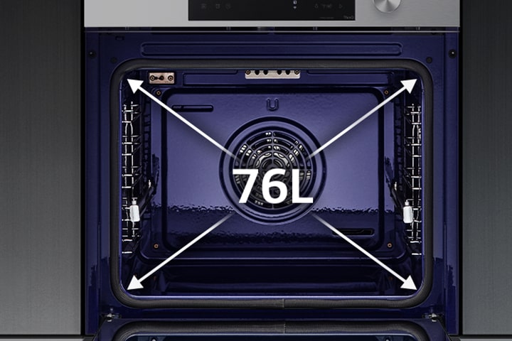 Slika koja prikazuje široku unutrašnjost pećnice.