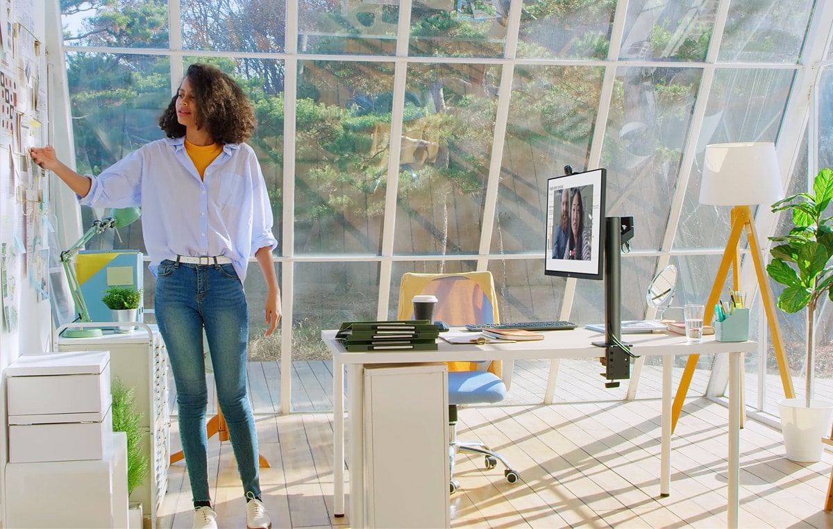 Scena u kojoj se prikazuje osoba koja radi kod kuće s ergonomskim zaslonom