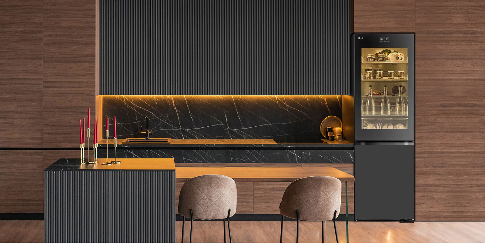 Slika LG InstaView Bottom Freezer hladnjaka u skladu s interijerom moderne kuhinje.