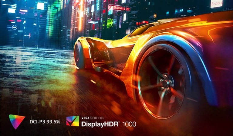 Slika prikazuje realistične boje i kontraste s narančastim automobilom u živopisnom noćnom prikazu grada.