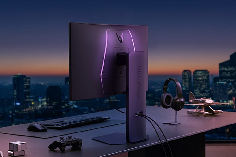 Stražnji prikaz monitora s LED elementima na stolu.