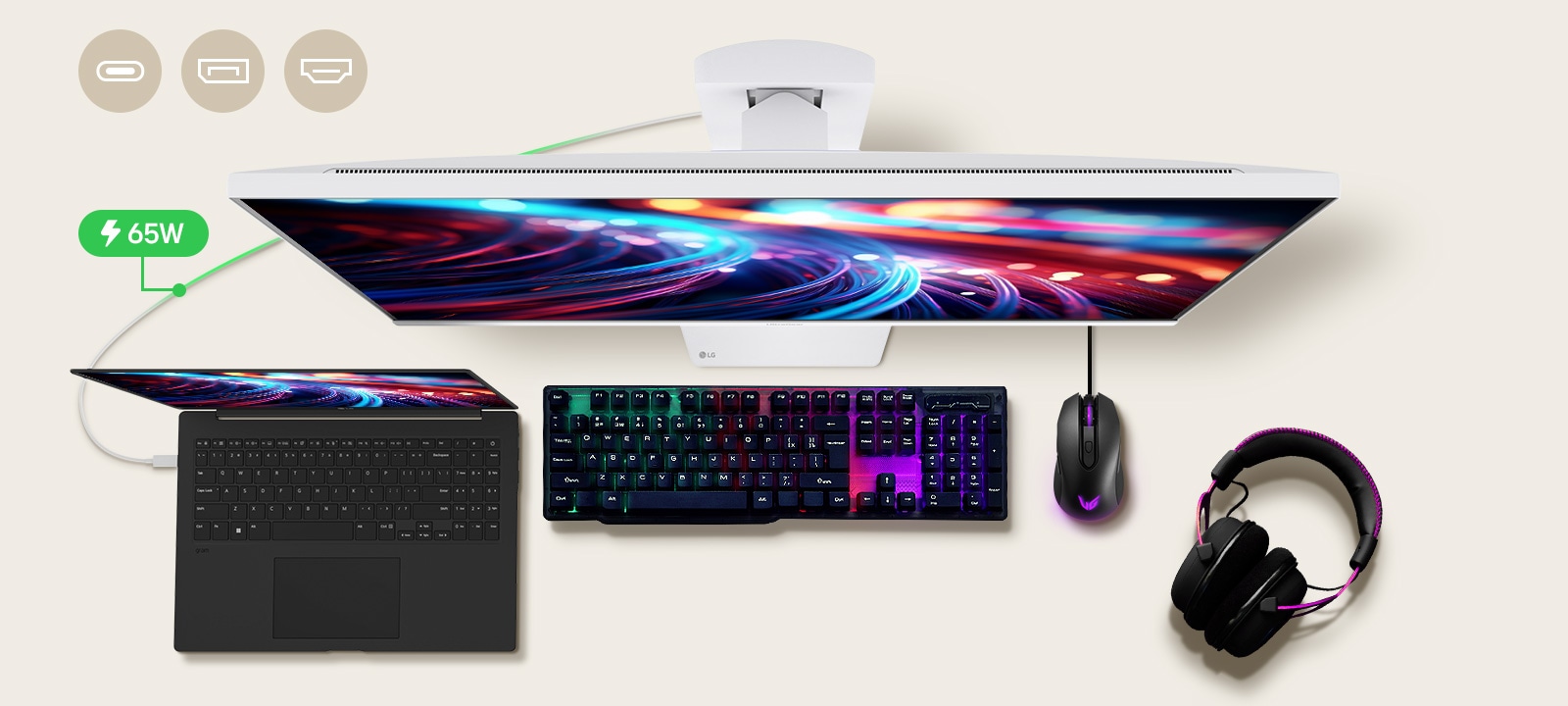 Gaming monitor od 32 inča nalazi se na sredini radnog stola s različitim IT uređajima oko njega. 