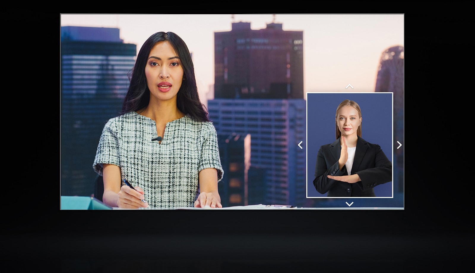 Televizijski zaslon prikazuje scenu vijesti, a u donjem desnom uglu pojavljuje se veći zaslon koji prikazuje znakovni jezik.