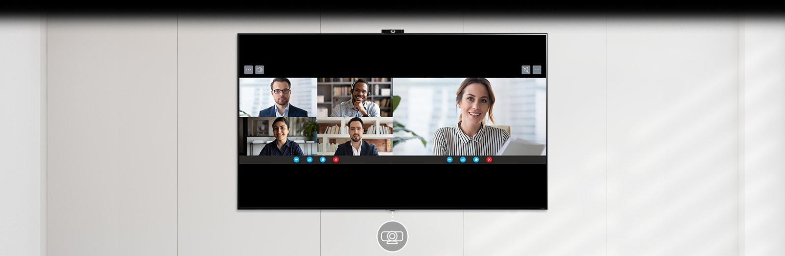 Na bijelom unutarnjem zidu nalazi se televizor LG Smart Cam. Na televizijskom zaslonu prikazuje se scena videokonferencije, s četiri osobe na lijevoj strani podijeljenog ekrana i jednom ženom na desnoj strani.