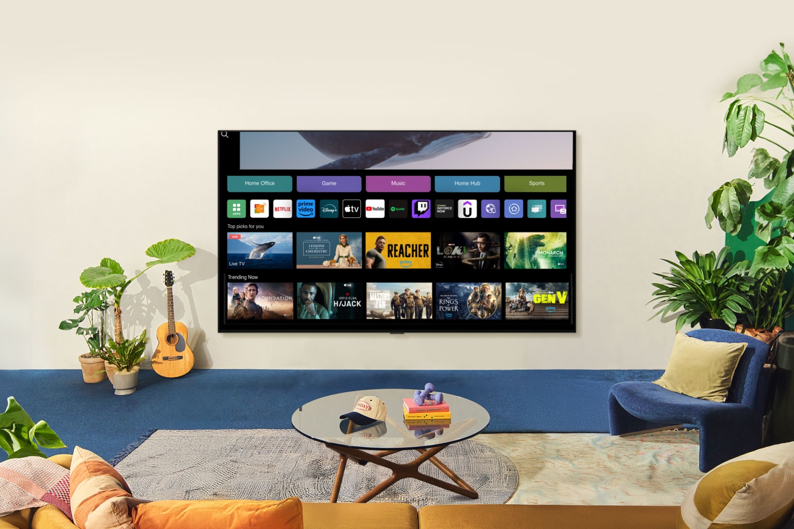 Prikazuje se kit koji lebdi iznad oceana i žena u oceanu. Odozdo se pojavljuje početni zaslon. Kako se scena mijenja, prikazuje se slika s velikim televizorom LG TV na zidu. Žene sjede u ugodnom dnevnom boravku neutralnih boja u kojem se nalaze biljke i gitara. Jedna usmjerava daljinski prema televizoru, na čijem se početnom zaslonu prikazuju brojne aplikacije i preporučene televizijske emisije. 