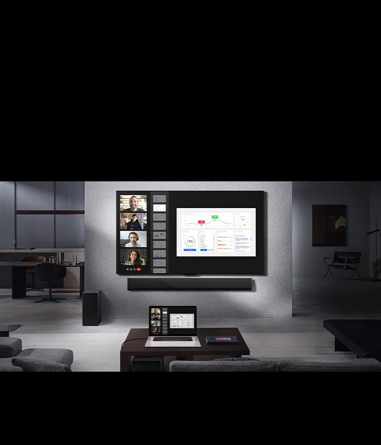 Dnevni boravak s pogledom s kauča okrenutim prema potpuno bežičnom televizoru LG True Wireless TV i kućnom kinu LG Soundbar koji su montirani na zidu. Na stoliću je prijenosno računalo povezano s kutijom za bežično povezivanje Zero Connect Box koja se jedva vidi ispod stolića. Zaslon prijenosnog računala, na kojem je prikazan poziv uživo, bežično se zrcali na zaslonu televizora. Cijeli prostor je čist i uredan, bez nereda zbog brojnih kabela.