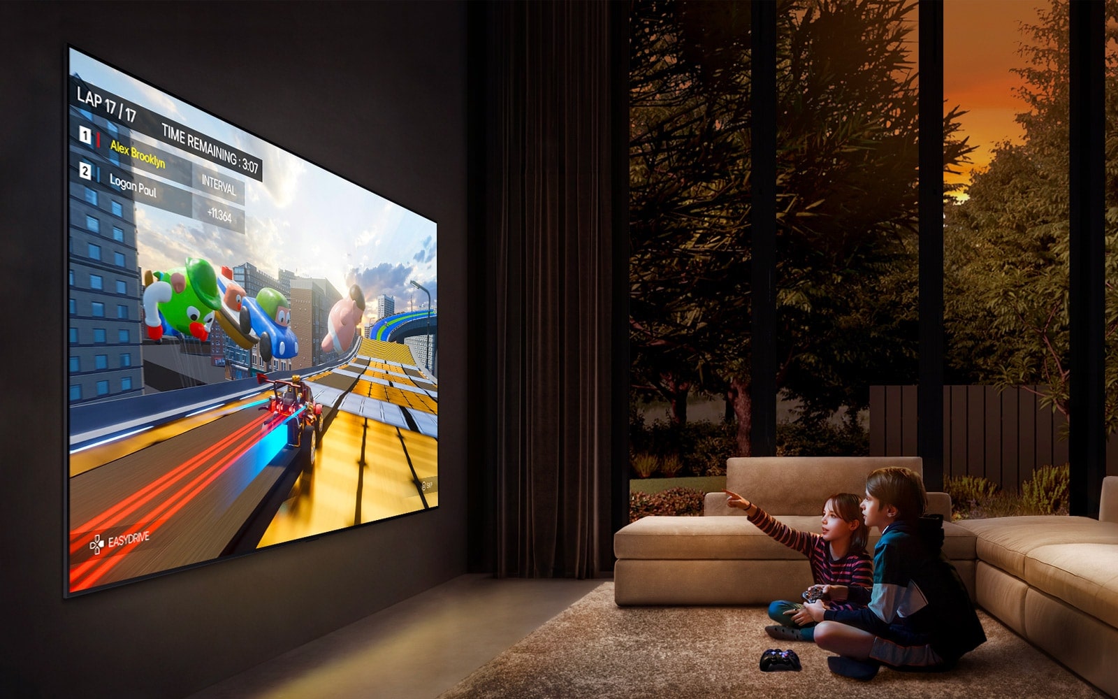 Postranični prikaz ultra velikog LG televizora, montiranog na zidu udobnog dnevnog boravka, na kojem se prikazuje šarena videoigra, a dvoje djece sjedi na podu ispred televizora i u rukama drže kontrolere za igranje videoigara.