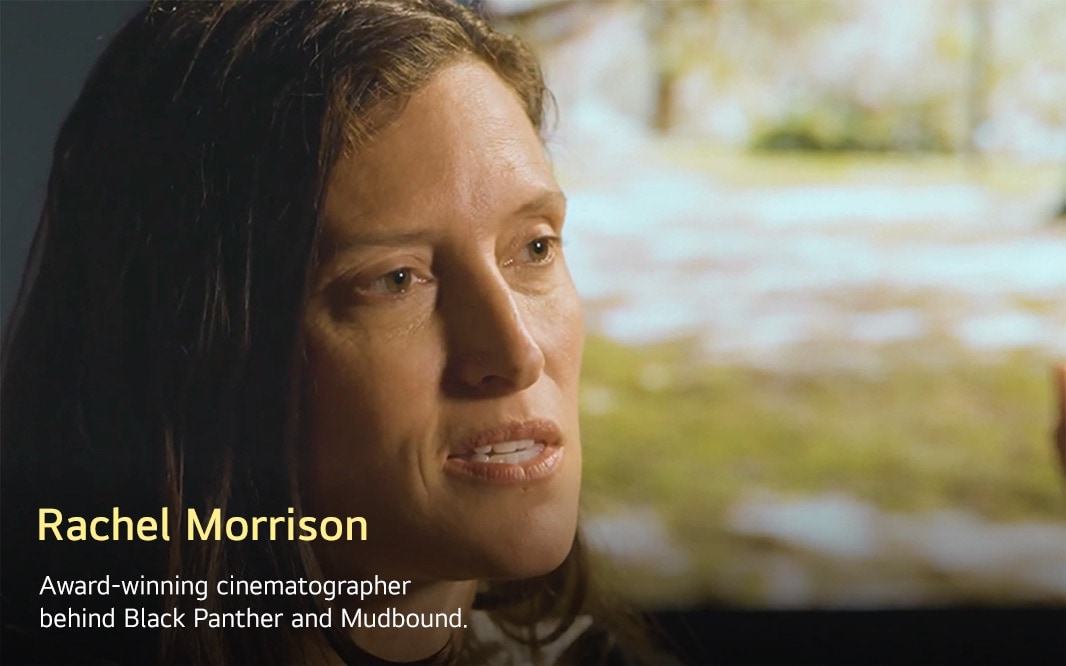 Rachel Morrison, nagrađivana snimateljica poznata po filmovima Black Panther i Mudbound, govori u toplom, nježno osvijetljenom okruženju, stvarajući profesionalnu i promišljenu atmosferu.